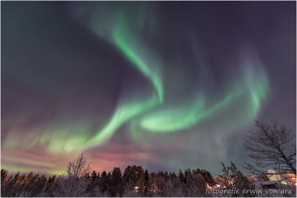 Nordlichter (Revontulet) über Äkäslompolo im finnischen Lappland