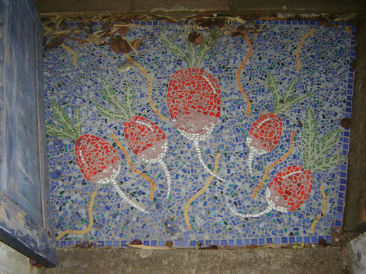 "radis en famille" (2010) mosaïque à Concarneau.