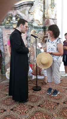 2022 08 05 Kolping Kloster Holzen Gabi bedankt sich für die tolle, begeisternde Kirchenführung bei Mesner Michael Durner