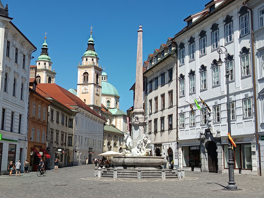 03.07.2025 Stadtführung durch Ljubliana Rathausplatz