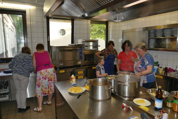 2023 05 25 Kolping Mitgliederversammlung Fleißige Helfer bei der Essenszubereitung