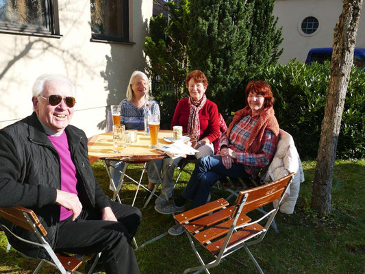 2019 03 23 Kolping und Frauenbund Kaffeebereich vor dem Pfarrheim nach der Lektüre der Infostände 