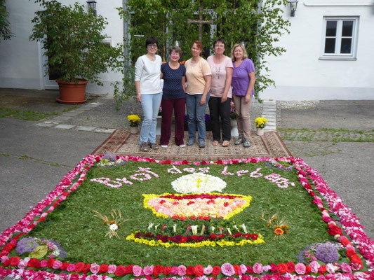 2019 06 20 Frohnleichnam. Unser Blumenteppichteam im Franzosenhof