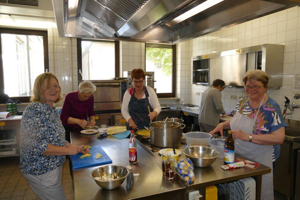 2023 05 25 Kolping Mitgliederversammlung Fleißige Helfer bei der Essenszubereitung