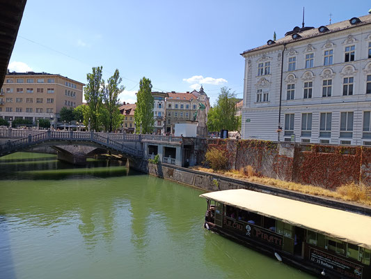 03.07.2025 Stadtführung durch Ljubliana Brücke am Ljubliannica Fluss