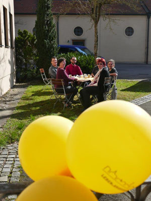 2019 03 23 Kolping und Frauenbund Kaffeebereich vor dem Pfarrheim nach der Lektüre der Infostände 