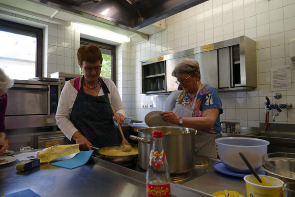 2023 05 25 Kolping Mitgliederversammlung Fleißige Helfer bei der Essenszubereitung