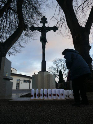 2019 12 24 Kolping Gräbergang im Kriegshaber Friedhof am Priestergrab
