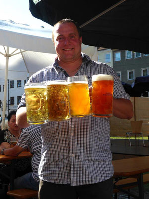 2022 06 26 Pfarrfest Rolf Schnell präsentiert gekonnt unser reichhaltiges Pfarrfest Bier Angebot.