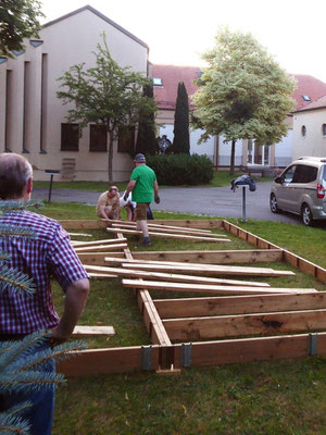 2022 06 26 Pfarrfest Kolping beim Podiumaufbau