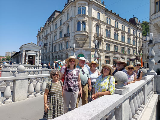 03.07.2025 Stadtführung durch Ljubliana Brücke am Ljubliannica Fluss