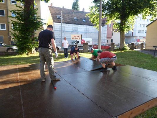 2022 06 26 Pfarrfest Kolping beim Podiumaufbau