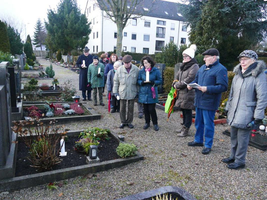 2019 12 24 Kolping Gräbergang im Kriegshaber Friedhof