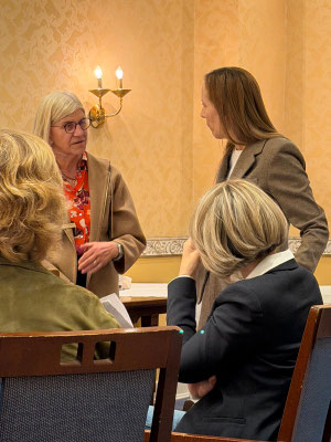 Astrid Wallmann im Gespräch mit der Präsidentin des SI Clubs Wiesbaden Annette Fisseler-Eckhoff, Foto: SI Club Wiesbaden
