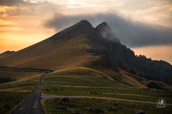 OKABE / ERROZATE - PAYS BASQUE - BASSE NAVARRE   Du sommet d'Okabe balisé par les nombreux cromlechs, témoins de pierre de trés anciennes occupations des montagnes basques, jusqu’aux arrêtes accidentées du col d’Errrozate, là où les vautours dominent et v