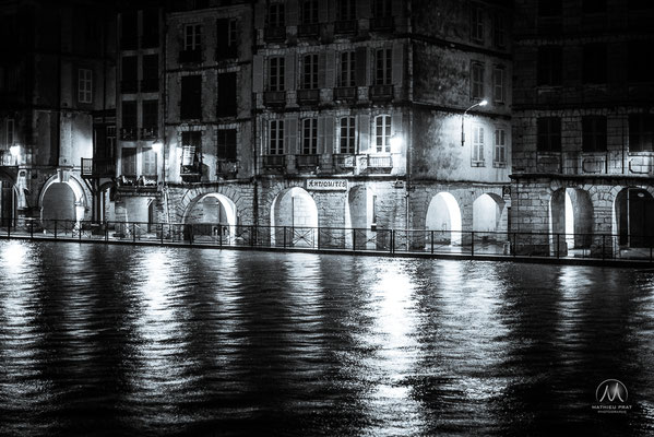 LA NIVE TOMBE DU LIT Crue de la Nive à Bayonne - 10 février et 10 mars 2016.   Grandes marées et fortes précipitations conjuguées, une colère climatique hivernale au Pays Basque. La Nive, cours d'eau qui irrigue le coeur de la capitale Labourdine, sort de