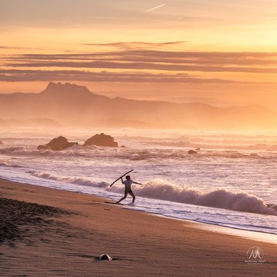 SOLITUDES MARITIMES Côte Basque et Sud Landes  Âmes vagabondes solitaires, contemplateurs d’éléments à l’oeil nu, ou armés d’appareils photographiques. Simples promeneurs, ou aventuriers discrets en pleine apnées interrogatives secrètes, animée d’obscures