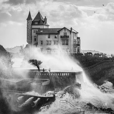 TEMPÊTES HIVERNALES À BIARRITZ   Instantanées de la justement baptisée tempête « Hercule » en 2014 aux dernières grosses dépressions hivernales gonflées sur l’océan Atlantique, qui déferlent sur la côte basque, ici à Biarritz.  Coups de tabac copieusement