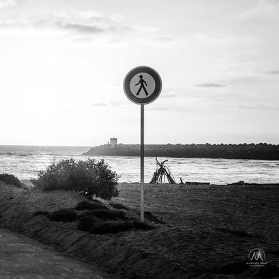 SOLITUDES MARITIMES Côte Basque et Sud Landes  Âmes vagabondes solitaires, contemplateurs d’éléments à l’oeil nu, ou armés d’appareils photographiques. Simples promeneurs, ou aventuriers discrets en pleine apnées interrogatives secrètes, animée d’obscures