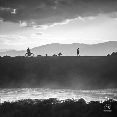 SOLITUDES MARITIMES Côte Basque et Sud Landes  Âmes vagabondes solitaires, contemplateurs d’éléments à l’oeil nu, ou armés d’appareils photographiques. Simples promeneurs, ou aventuriers discrets en pleine apnées interrogatives secrètes, animée d’obscures