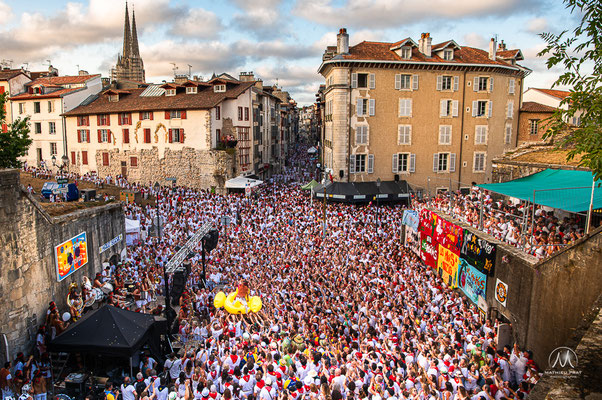 FÊTES DE BAYONNE - 5 JOURS D'OXYGÈNE   Traditionnelles, potaches, officielles, alternatives, associatives, amicales, musicales, sportives, solidaires, intergénérationnelles... Une grande Fête multiple, peut-être bien pour ça qu’on y ajoute un s à la fin !