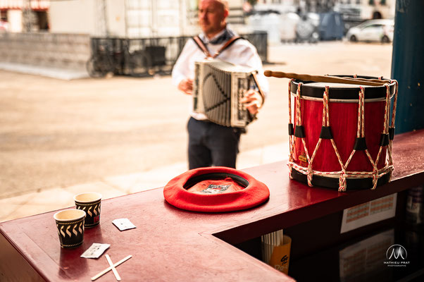 FÊTES DE BAYONNE - 5 JOURS D'OXYGÈNE   Traditionnelles, potaches, officielles, alternatives, associatives, amicales, musicales, sportives, solidaires, intergénérationnelles... Une grande Fête multiple, peut-être bien pour ça qu’on y ajoute un s à la fin !