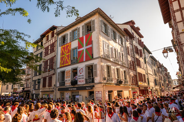 FÊTES DE BAYONNE - 5 JOURS D'OXYGÈNE   Traditionnelles, potaches, officielles, alternatives, associatives, amicales, musicales, sportives, solidaires, intergénérationnelles... Une grande Fête multiple, peut-être bien pour ça qu’on y ajoute un s à la fin !