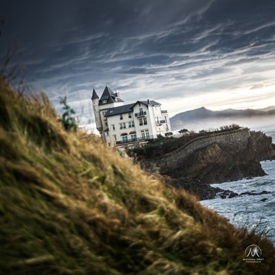 TEMPÊTES HIVERNALES À BIARRITZ   Instantanées de la justement baptisée tempête « Hercule » en 2014 aux dernières grosses dépressions hivernales gonflées sur l’océan Atlantique, qui déferlent sur la côte basque, ici à Biarritz.  Coups de tabac copieusement