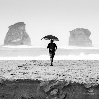 SOLITUDES MARITIMES Côte Basque et Sud Landes  Âmes vagabondes solitaires, contemplateurs d’éléments à l’oeil nu, ou armés d’appareils photographiques. Simples promeneurs, ou aventuriers discrets en pleine apnées interrogatives secrètes, animée d’obscures