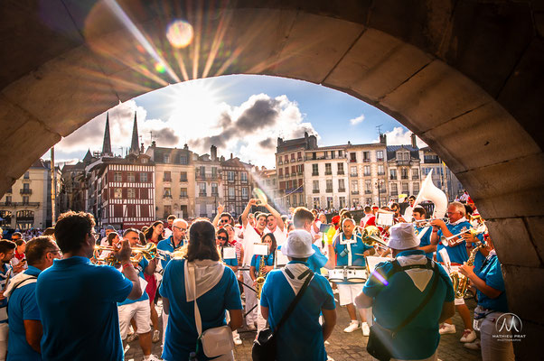 FÊTES DE BAYONNE - 5 JOURS D'OXYGÈNE   Traditionnelles, potaches, officielles, alternatives, associatives, amicales, musicales, sportives, solidaires, intergénérationnelles... Une grande Fête multiple, peut-être bien pour ça qu’on y ajoute un s à la fin !