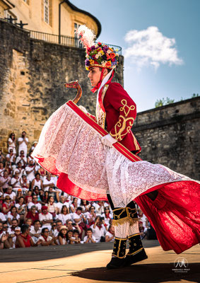 FÊTES DE BAYONNE - 5 JOURS D'OXYGÈNE   Traditionnelles, potaches, officielles, alternatives, associatives, amicales, musicales, sportives, solidaires, intergénérationnelles... Une grande Fête multiple, peut-être bien pour ça qu’on y ajoute un s à la fin !