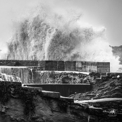 TEMPÊTES HIVERNALES À BIARRITZ   Instantanées de la justement baptisée tempête « Hercule » en 2014 aux dernières grosses dépressions hivernales gonflées sur l’océan Atlantique, qui déferlent sur la côte basque, ici à Biarritz.  Coups de tabac copieusement