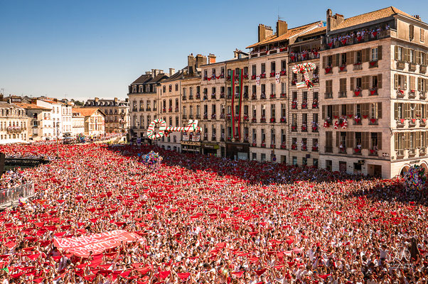 FÊTES DE BAYONNE - 5 JOURS D'OXYGÈNE   Traditionnelles, potaches, officielles, alternatives, associatives, amicales, musicales, sportives, solidaires, intergénérationnelles... Une grande Fête multiple, peut-être bien pour ça qu’on y ajoute un s à la fin !