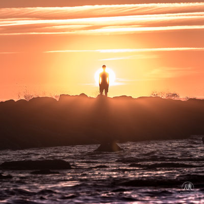 SOLITUDES MARITIMES Côte Basque et Sud Landes  Âmes vagabondes solitaires, contemplateurs d’éléments à l’oeil nu, ou armés d’appareils photographiques. Simples promeneurs, ou aventuriers discrets en pleine apnées interrogatives secrètes, animée d’obscures