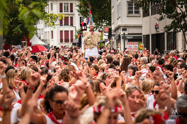 FÊTES DE BAYONNE - 5 JOURS D'OXYGÈNE   Traditionnelles, potaches, officielles, alternatives, associatives, amicales, musicales, sportives, solidaires, intergénérationnelles... Une grande Fête multiple, peut-être bien pour ça qu’on y ajoute un s à la fin !