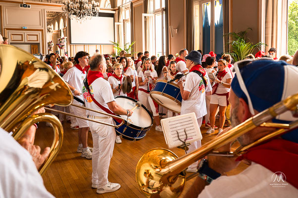 FÊTES DE BAYONNE - 5 JOURS D'OXYGÈNE   Traditionnelles, potaches, officielles, alternatives, associatives, amicales, musicales, sportives, solidaires, intergénérationnelles... Une grande Fête multiple, peut-être bien pour ça qu’on y ajoute un s à la fin !