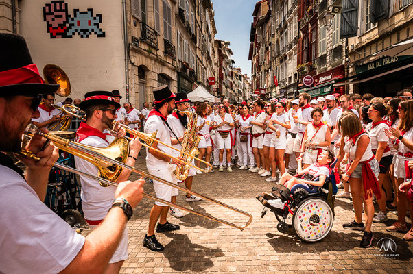 FÊTES DE BAYONNE - 5 JOURS D'OXYGÈNE   Traditionnelles, potaches, officielles, alternatives, associatives, amicales, musicales, sportives, solidaires, intergénérationnelles... Une grande Fête multiple, peut-être bien pour ça qu’on y ajoute un s à la fin !