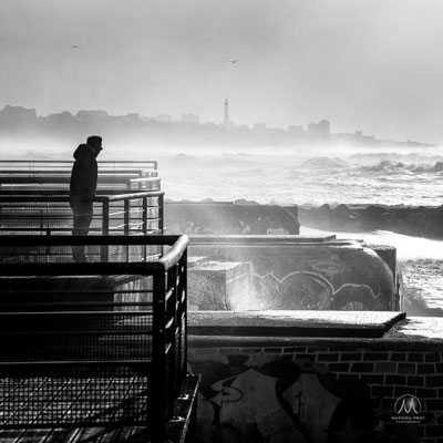 SOLITUDES MARITIMES Côte Basque et Sud Landes  Âmes vagabondes solitaires, contemplateurs d’éléments à l’oeil nu, ou armés d’appareils photographiques. Simples promeneurs, ou aventuriers discrets en pleine apnées interrogatives secrètes, animée d’obscures