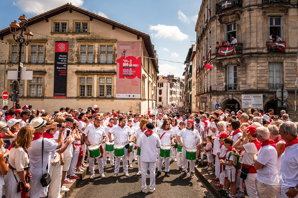 FÊTES DE BAYONNE - 5 JOURS D'OXYGÈNE   Traditionnelles, potaches, officielles, alternatives, associatives, amicales, musicales, sportives, solidaires, intergénérationnelles... Une grande Fête multiple, peut-être bien pour ça qu’on y ajoute un s à la fin !