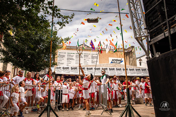 FÊTES DE BAYONNE - 5 JOURS D'OXYGÈNE   Traditionnelles, potaches, officielles, alternatives, associatives, amicales, musicales, sportives, solidaires, intergénérationnelles... Une grande Fête multiple, peut-être bien pour ça qu’on y ajoute un s à la fin !