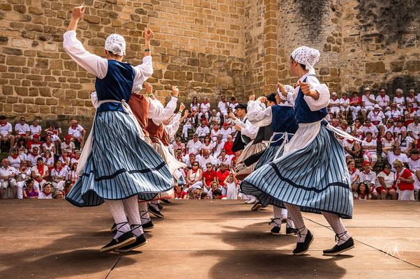 FÊTES DE BAYONNE - 5 JOURS D'OXYGÈNE   Traditionnelles, potaches, officielles, alternatives, associatives, amicales, musicales, sportives, solidaires, intergénérationnelles... Une grande Fête multiple, peut-être bien pour ça qu’on y ajoute un s à la fin !