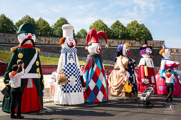 FÊTES DE BAYONNE - 5 JOURS D'OXYGÈNE   Traditionnelles, potaches, officielles, alternatives, associatives, amicales, musicales, sportives, solidaires, intergénérationnelles... Une grande Fête multiple, peut-être bien pour ça qu’on y ajoute un s à la fin !