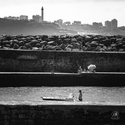 SOLITUDES MARITIMES Côte Basque et Sud Landes  Âmes vagabondes solitaires, contemplateurs d’éléments à l’oeil nu, ou armés d’appareils photographiques. Simples promeneurs, ou aventuriers discrets en pleine apnées interrogatives secrètes, animée d’obscures