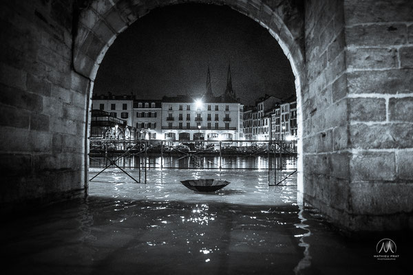 LA NIVE TOMBE DU LIT Crue de la Nive à Bayonne - 10 février et 10 mars 2016.   Grandes marées et fortes précipitations conjuguées, une colère climatique hivernale au Pays Basque. La Nive, cours d'eau qui irrigue le coeur de la capitale Labourdine, sort de