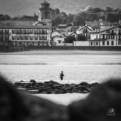 SOLITUDES MARITIMES Côte Basque et Sud Landes  Âmes vagabondes solitaires, contemplateurs d’éléments à l’oeil nu, ou armés d’appareils photographiques. Simples promeneurs, ou aventuriers discrets en pleine apnées interrogatives secrètes, animée d’obscures