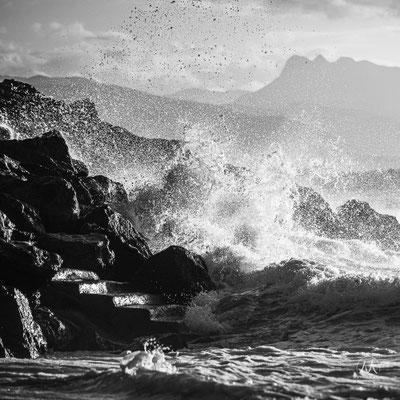 TEMPÊTES HIVERNALES À BIARRITZ   Instantanées de la justement baptisée tempête « Hercule » en 2014 aux dernières grosses dépressions hivernales gonflées sur l’océan Atlantique, qui déferlent sur la côte basque, ici à Biarritz.  Coups de tabac copieusement