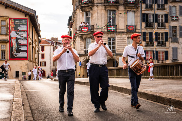 FÊTES DE BAYONNE - 5 JOURS D'OXYGÈNE   Traditionnelles, potaches, officielles, alternatives, associatives, amicales, musicales, sportives, solidaires, intergénérationnelles... Une grande Fête multiple, peut-être bien pour ça qu’on y ajoute un s à la fin !