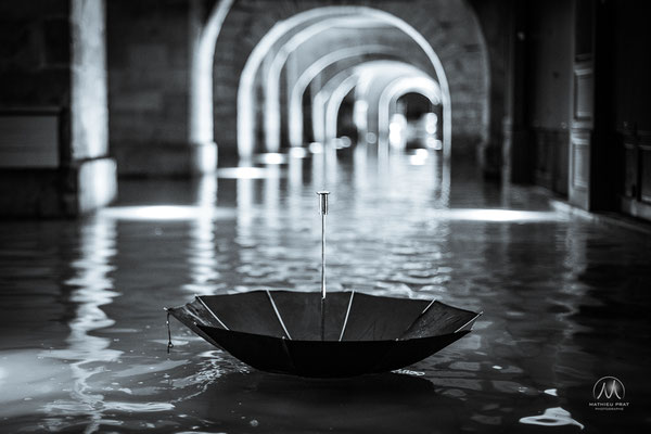 LA NIVE TOMBE DU LIT Crue de la Nive à Bayonne - 10 février et 10 mars 2016.   Grandes marées et fortes précipitations conjuguées, une colère climatique hivernale au Pays Basque. La Nive, cours d'eau qui irrigue le coeur de la capitale Labourdine, sort de