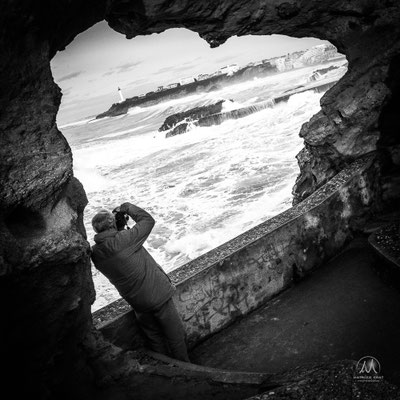 SOLITUDES MARITIMES Côte Basque et Sud Landes  Âmes vagabondes solitaires, contemplateurs d’éléments à l’oeil nu, ou armés d’appareils photographiques. Simples promeneurs, ou aventuriers discrets en pleine apnées interrogatives secrètes, animée d’obscures
