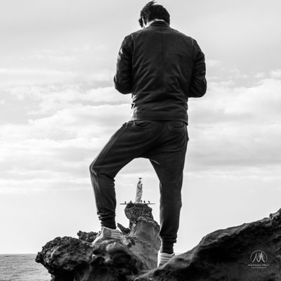 SOLITUDES MARITIMES Côte Basque et Sud Landes  Âmes vagabondes solitaires, contemplateurs d’éléments à l’oeil nu, ou armés d’appareils photographiques. Simples promeneurs, ou aventuriers discrets en pleine apnées interrogatives secrètes, animée d’obscures